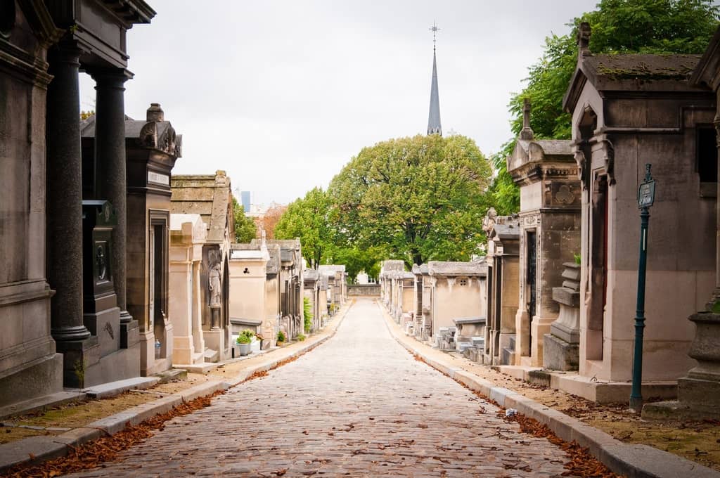 pere lachaise cemetery paris jewish quarter