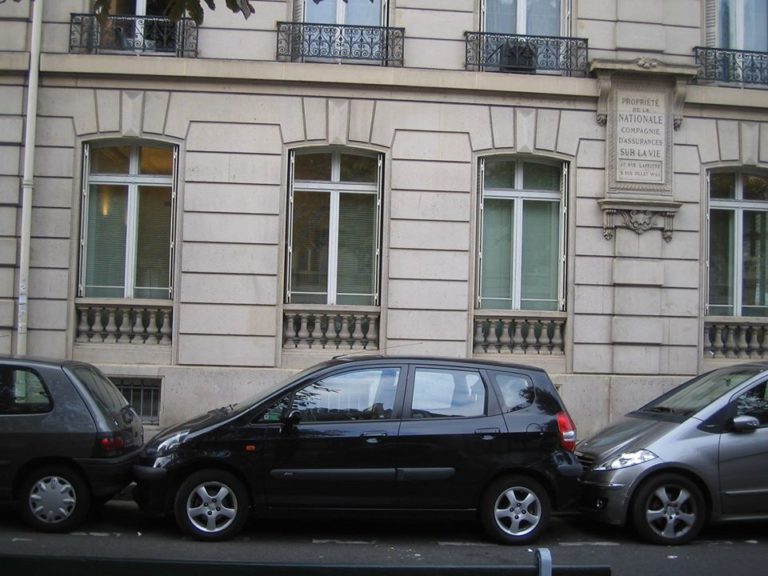 paris hotels with free car parking