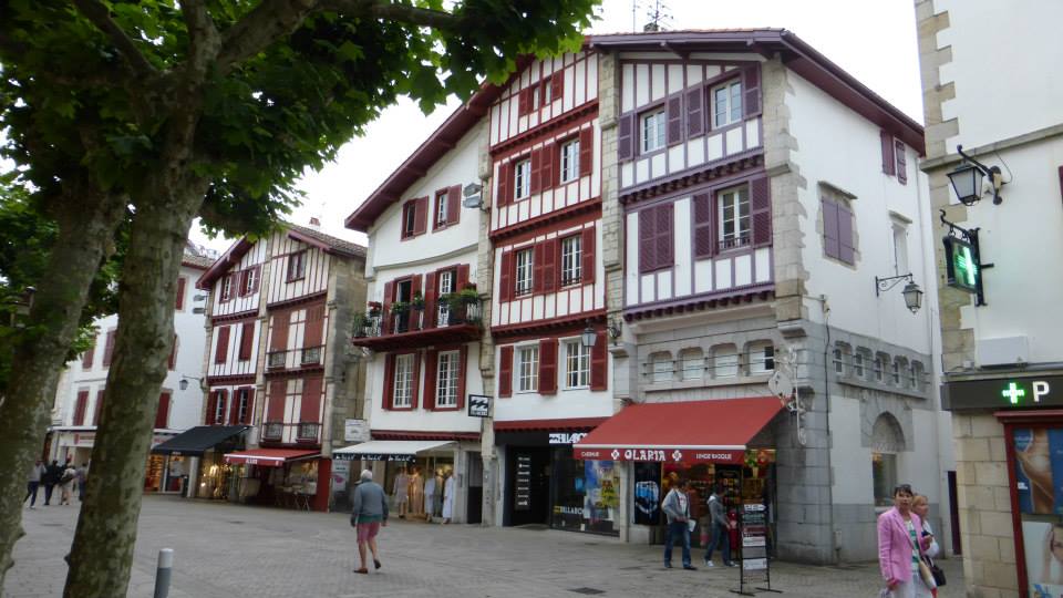 St Jean de Luz, rue Gambetta Guide