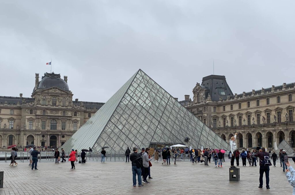 Do People in Paris Like Tourists