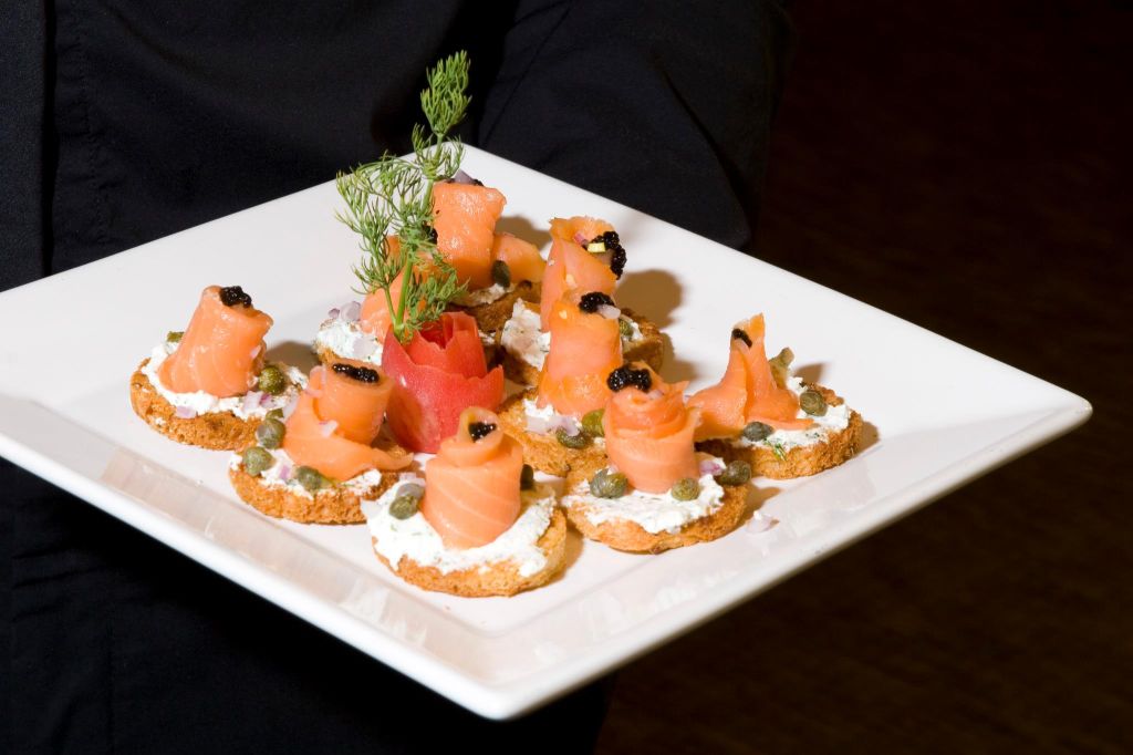 Des canapés au saumon fumé parmi les meilleures entrées françaises